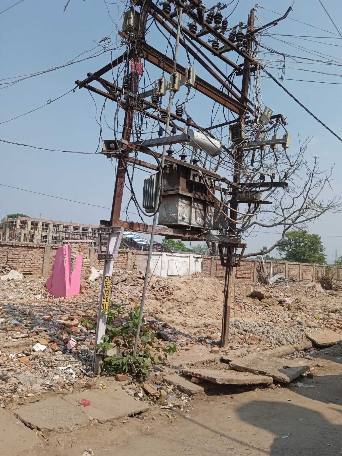 रेलवे व बिजली विभाग के बीच अटक गया ट्रांसफार्मर हटाने का मामला, मेन इंट्री गेट का काम रुका