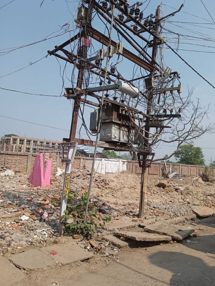 रेलवे व बिजली विभाग के बीच अटक गया ट्रांसफार्मर हटाने का मामला, मेन इंट्री गेट का काम रुका