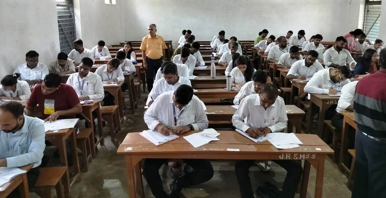 एलएलबी परीक्षा के पहले दिन चार परीक्षार्थी अनुपस्थित