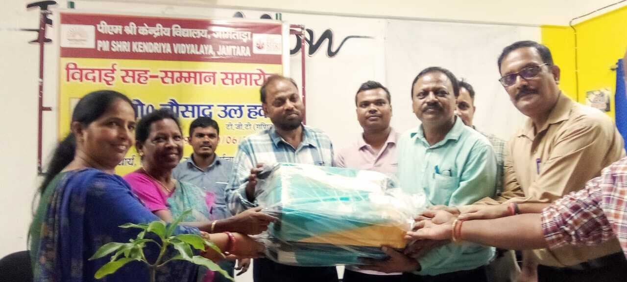 सेवानिवृत्ति पर शिक्षक को दी गयी विदाई