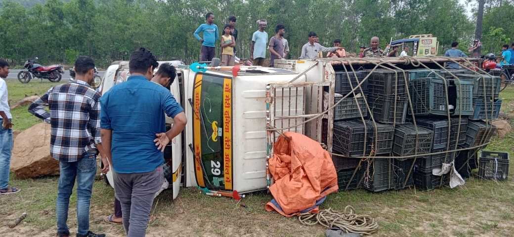 हादसा ::पिकअप वैन पलटा, बाल-बाल बचा चालक