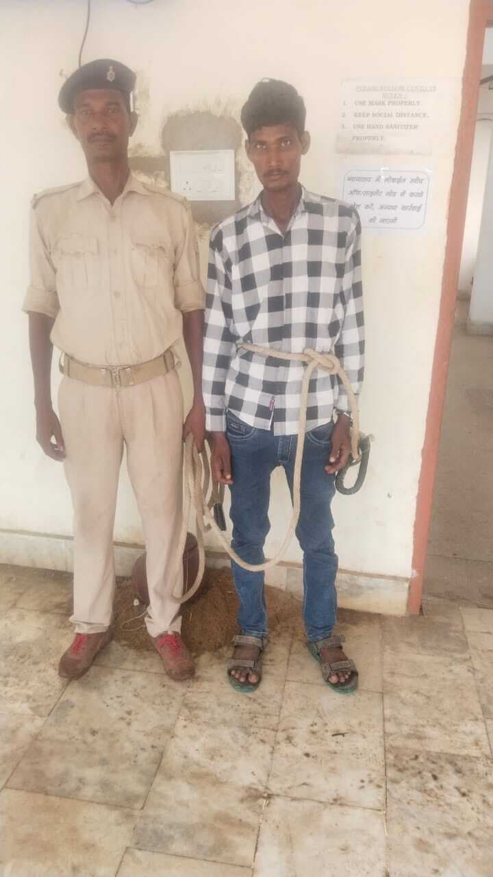 ग्रामीणों ने चोरी के आरोप में चार बदमाशों को पकड़कर किया पुलिस के हवाले