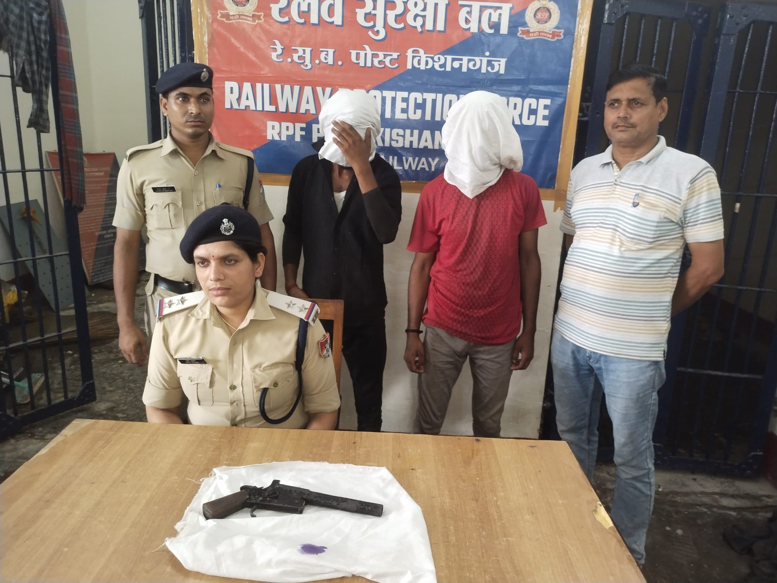 रेलवे स्टेशन पर एक कट्टा के साथ दो आरोपित गिरफ्तार