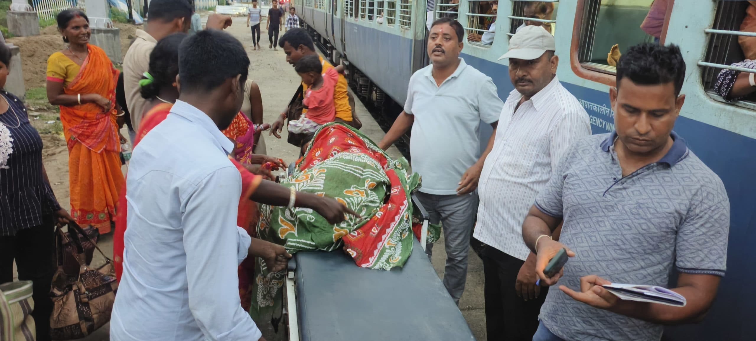 बालूरघाट सिलीगुड़ी इंटर सिटी एक्सप्रेस के जनरल डब्बे में महिला ने दिया बच्ची को जन्म