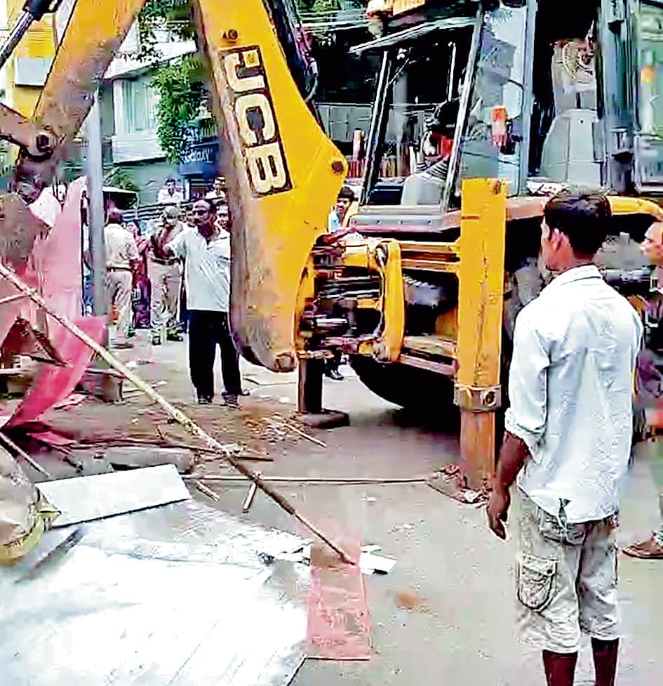 बर्दवान में अतिक्रमण पर चला पालिका का बुलडोजर