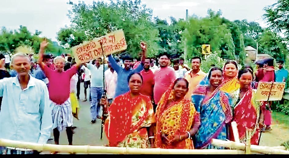 कच्ची सड़क को पक्की करने की मांग पर ग्रामीणों ने किया सड़क जाम