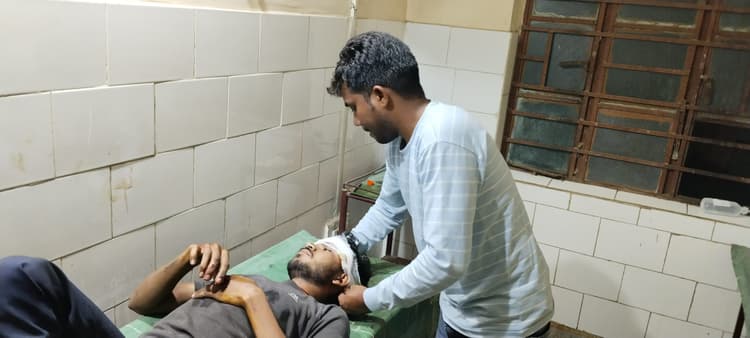 हाइवे के धक्के से बाइक सवार तीन युवक घायल, रेफर