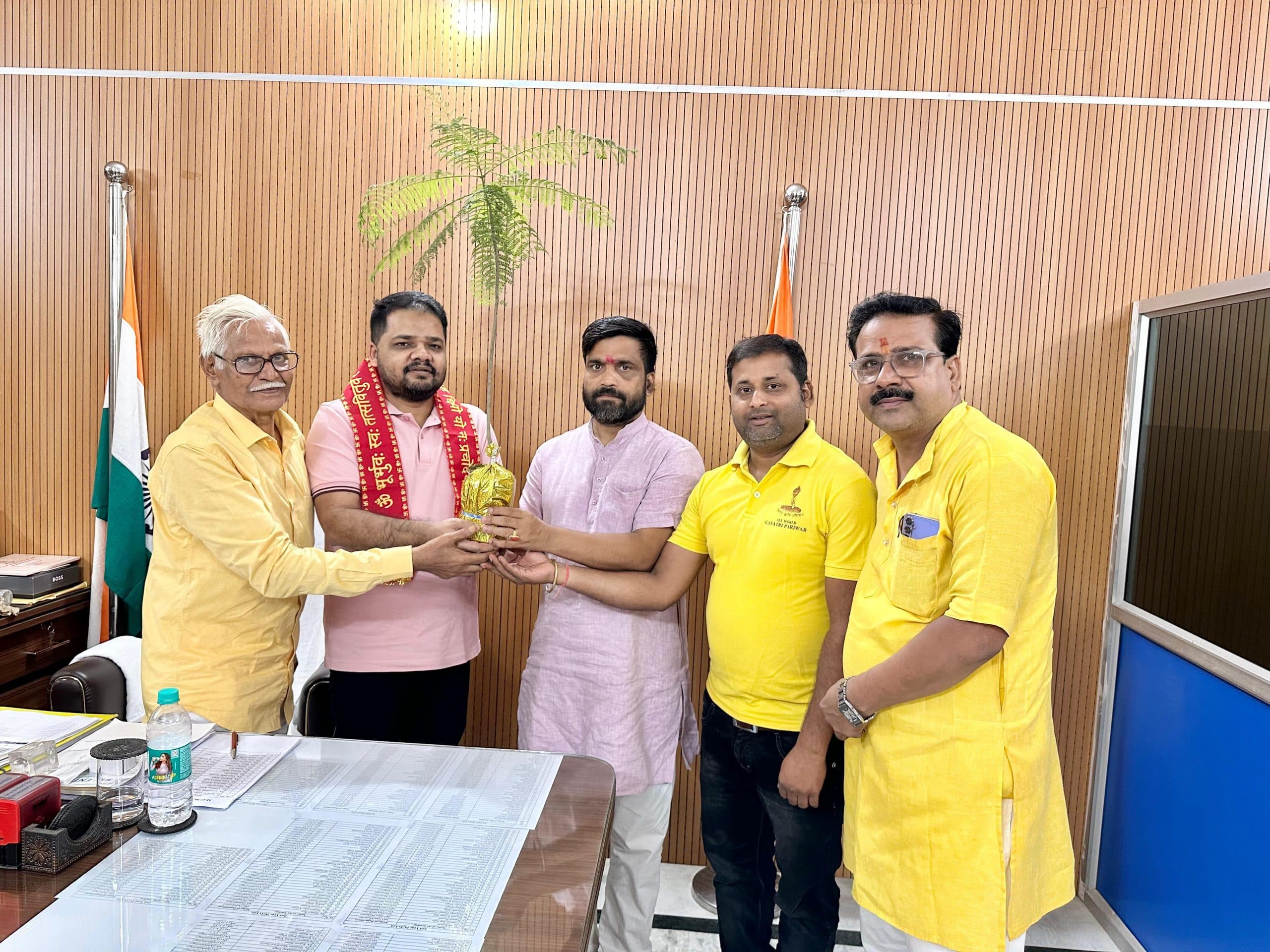 डाक्टर्स डे पर गायत्री परिवार ने डा इच्छित भारत को किया सम्मानित