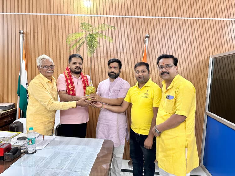 डाक्टर्स डे पर गायत्री परिवार ने डा इच्छित भारत को किया सम्मानित