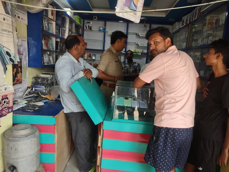मोबाइल दुकान से चोरों ने लाखों के मोबाइल की चोरी