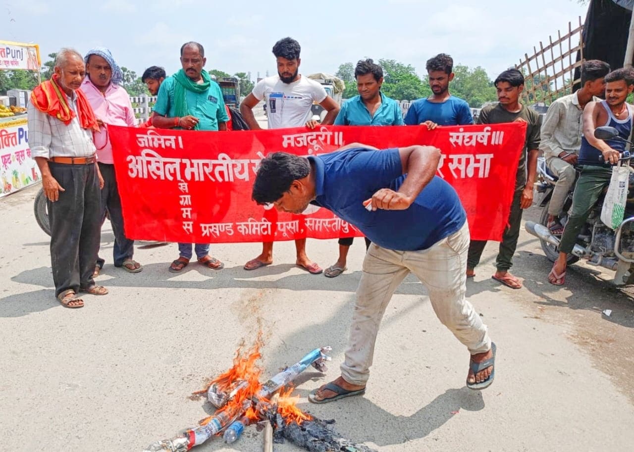 मनरेगा रोजगार सेवक का किया पुतला दहन