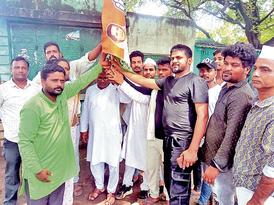 राजनीतिक दलों के कार्यकर्ता व नेता हुए कांग्रेस में शामिल