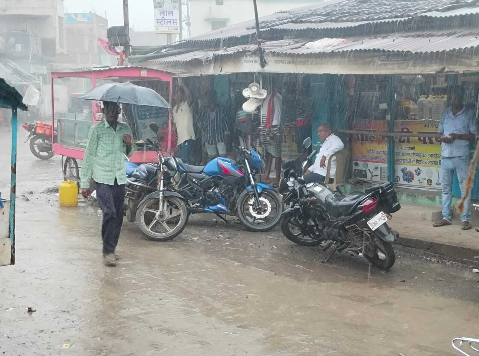 मंडरो में बारिश से मौसम हुआ सुहाना