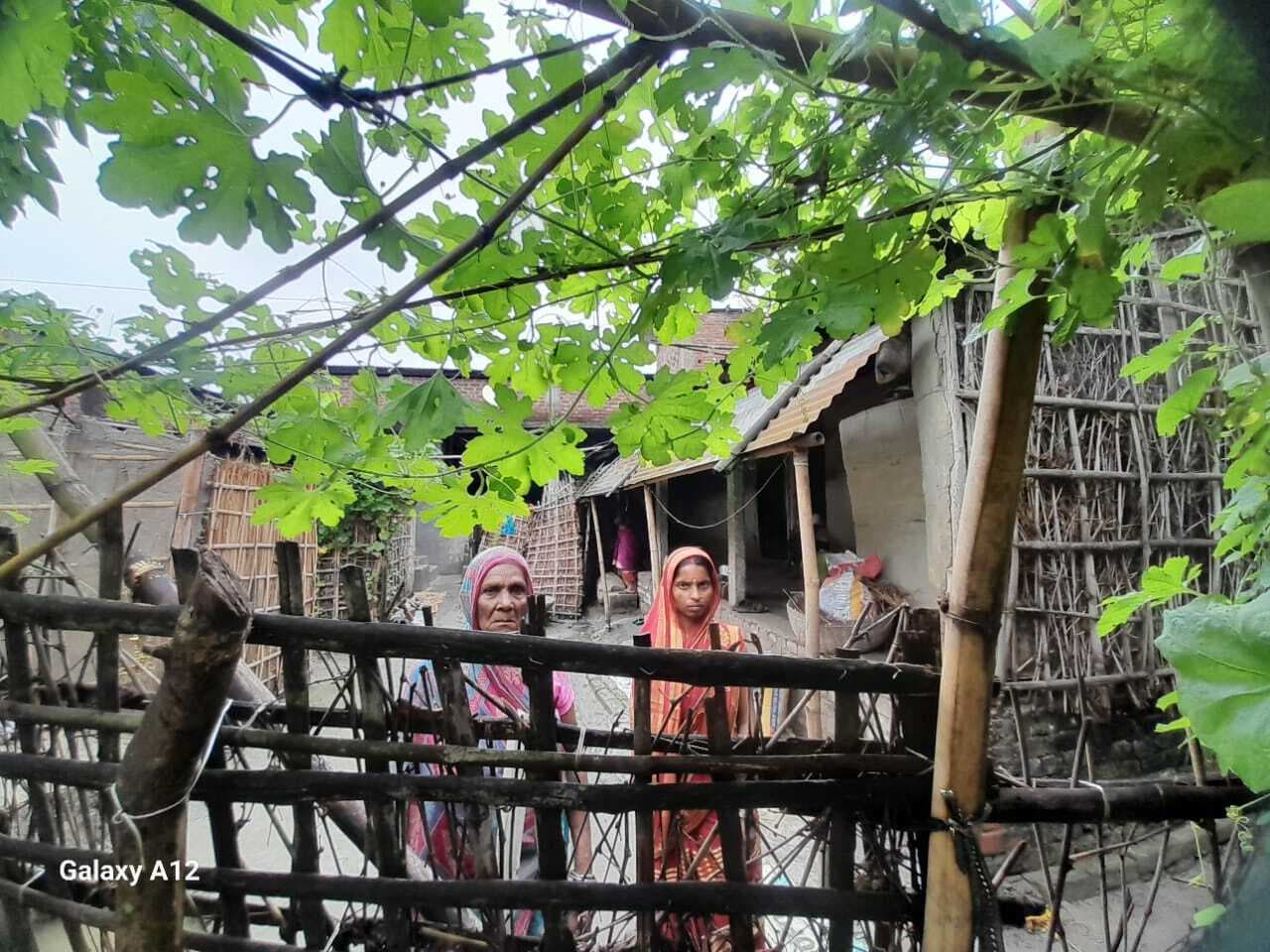 बरहरा में सड़क पर घर बना किया अतिक्रमण, घर में कैद है दो परिवार