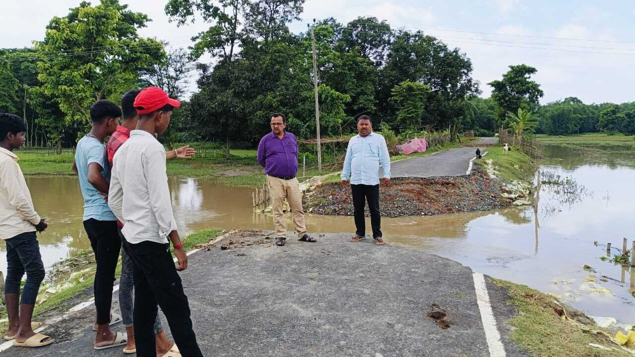 बाढ़ में ध्वस्त सड़क का बीडीओ ने किया स्थल निरीक्षण