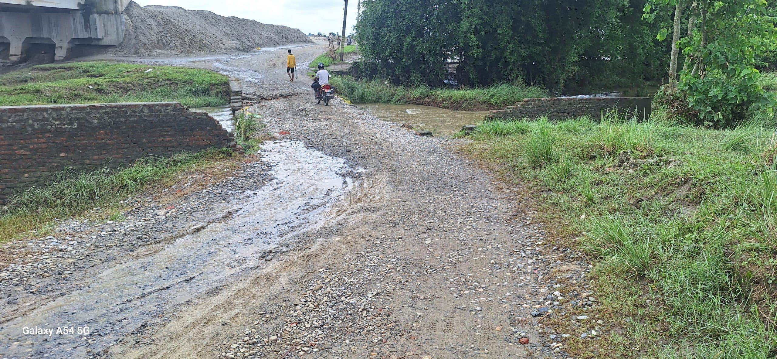 मसना नदी का पुल क्षतिग्रस्त, आवागमन में परेशानी