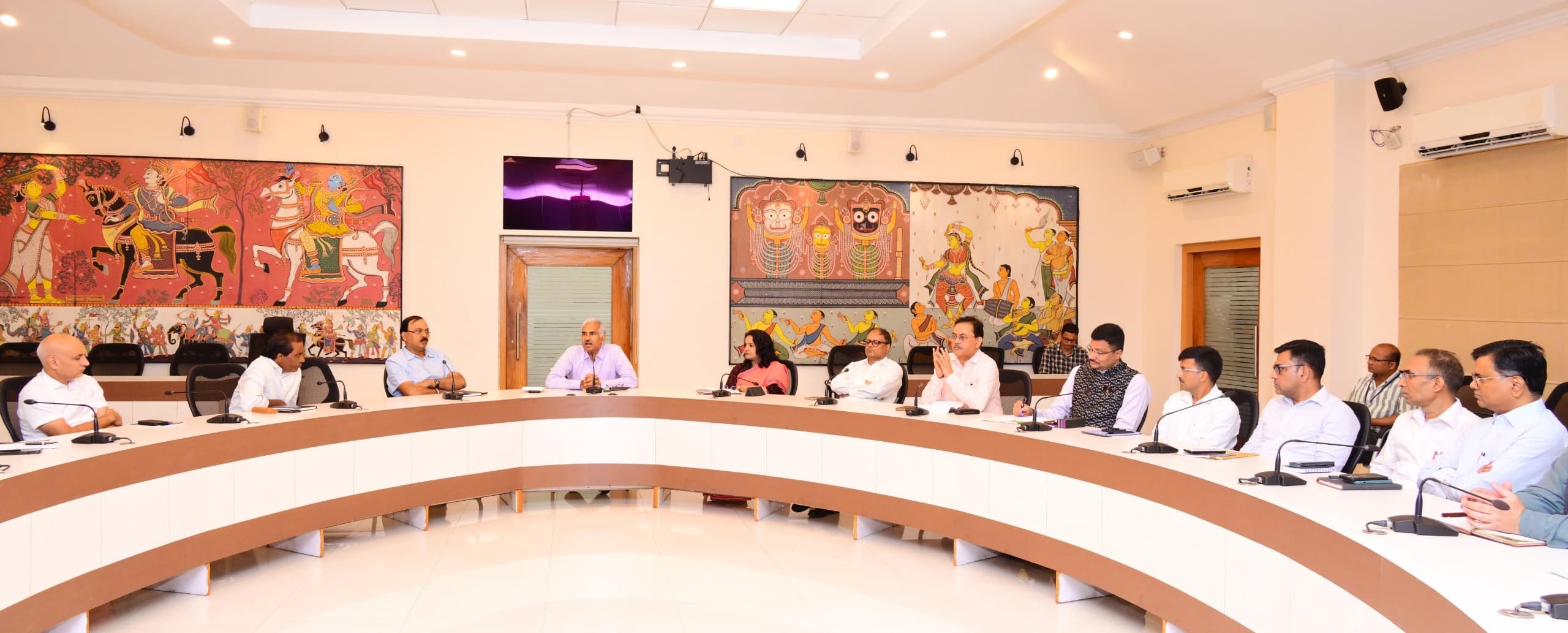 मुख्य सचिव ने अधिकारियों के साथ की बैठक, बोले-सरकार की योजनाओं और कार्यक्रमों के कार्यान्वयन पर जोर दें