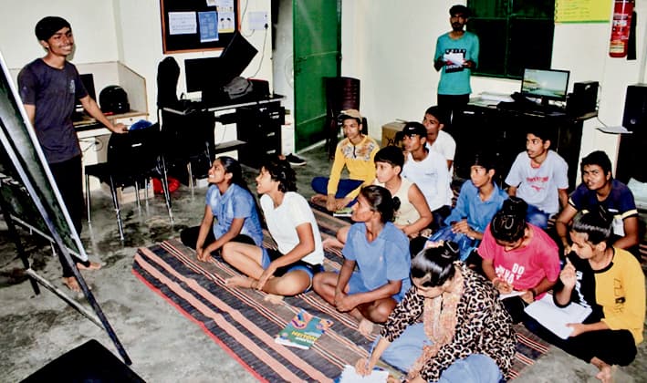 Bhagalpur News: किलकारी में बच्चों को दी गयी फोटोग्राफी की जानकारी