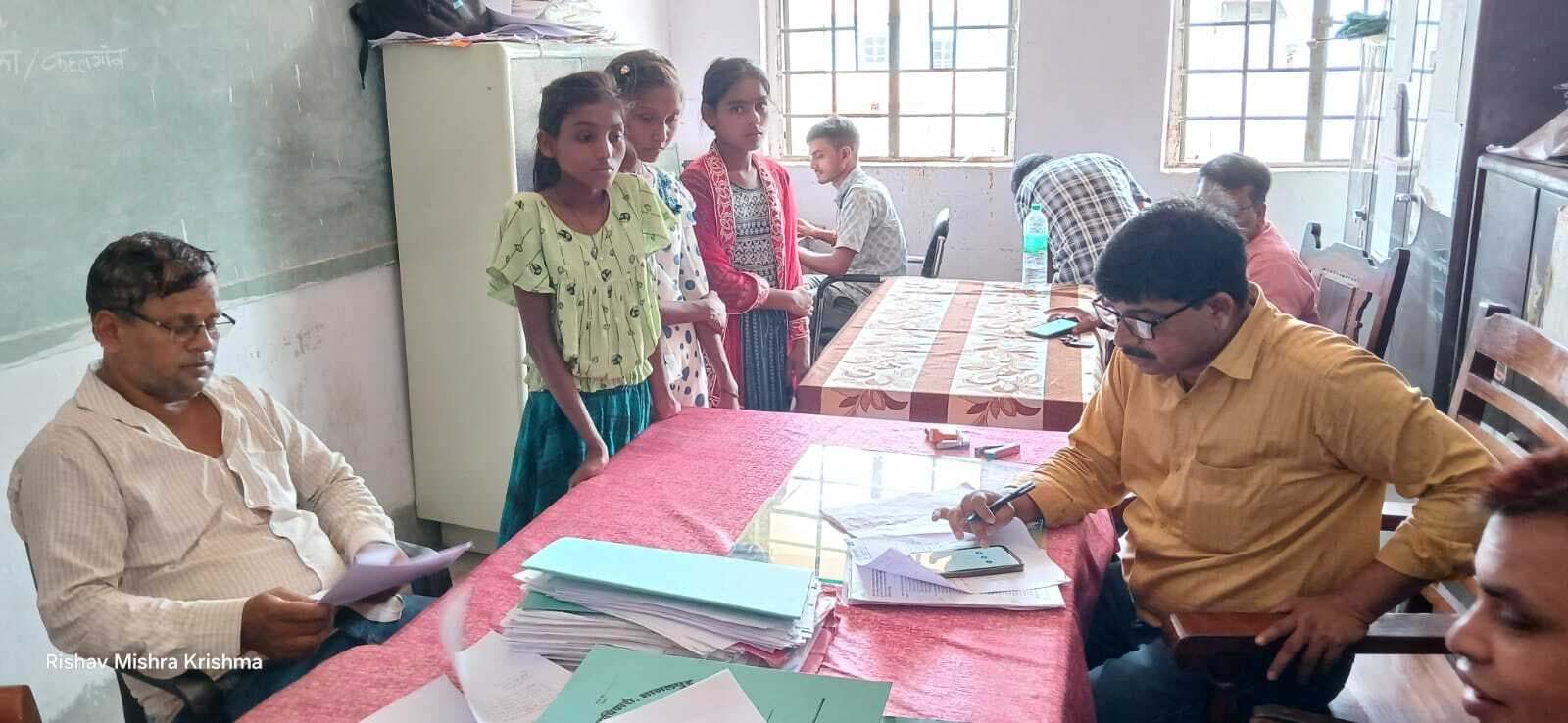 Bhagalpur News: नामांकन के लिए अभी भी कार्यालयों की दौड़ लगा रहे आठवीं पास बच्चे