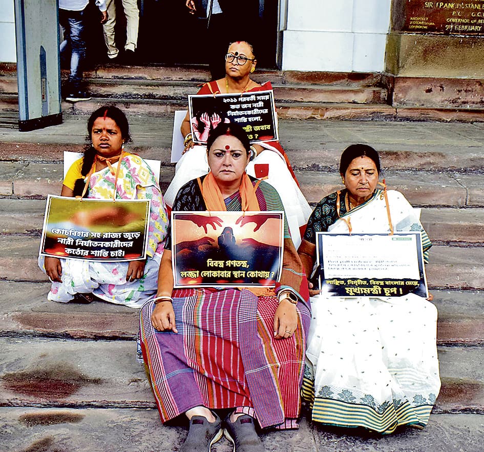 विधानसभा में तृणमूल व भाजपा के विधायकों का धरना