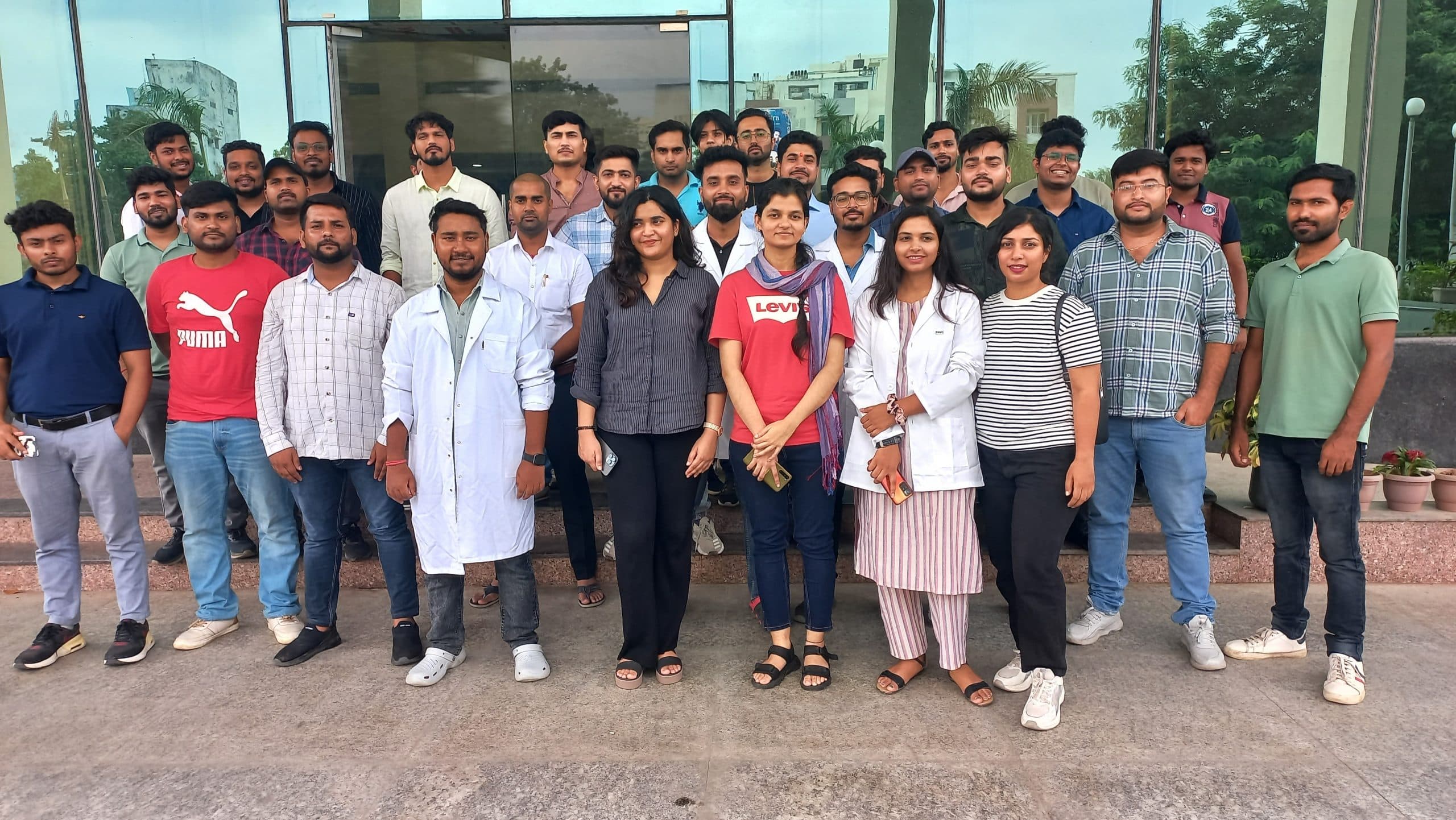 इंटर्नशिप के लिए एमबीबीएस के स्टूडेंट्स ने किया प्रदर्शन