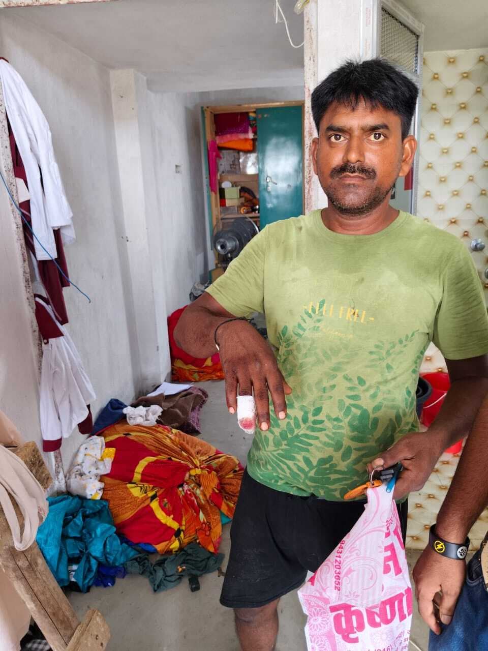 परिवार को बंधक बना डकैतों ने लूटे दो लाख के जेवर और 50 हजार नकद