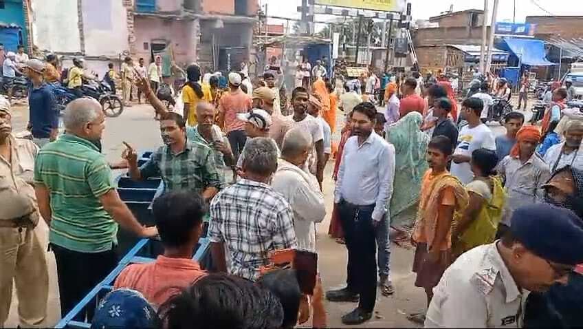 आरोपित की गिरफ्तारी नहीं होने से गुस्साए लोगों ने सड़क को किया जाम