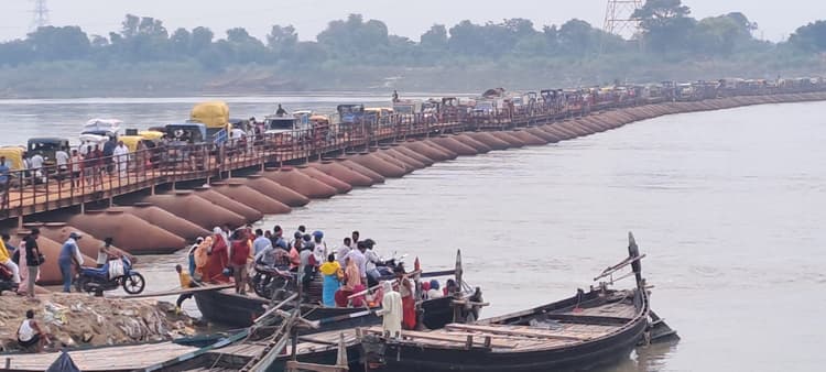 दानापुर-दियारा पीपापुल बंद, लाखों की आबादी अब नाव के सहारे