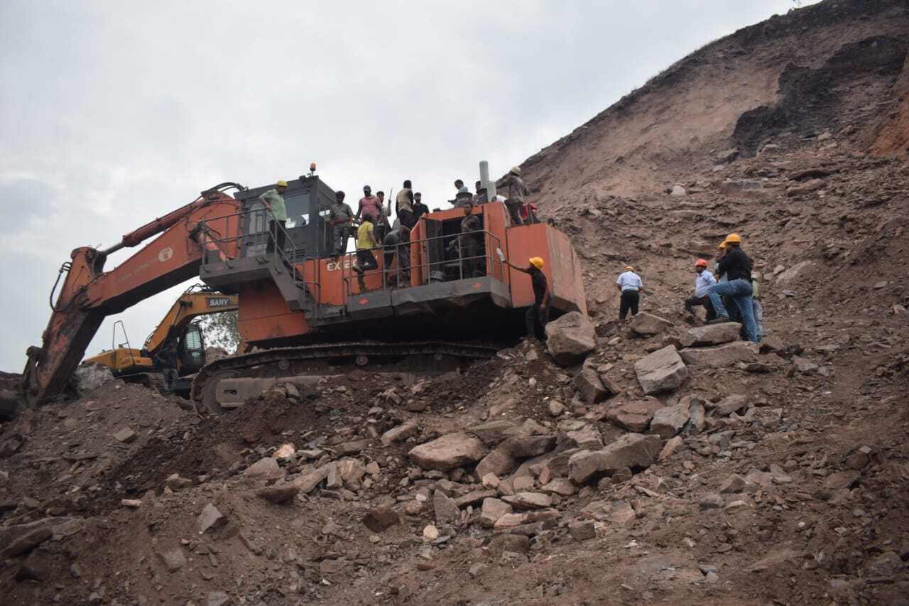 पोकलेन पर गिरा ओबी का मलबा, चालक ने कूद कर बचायी जान