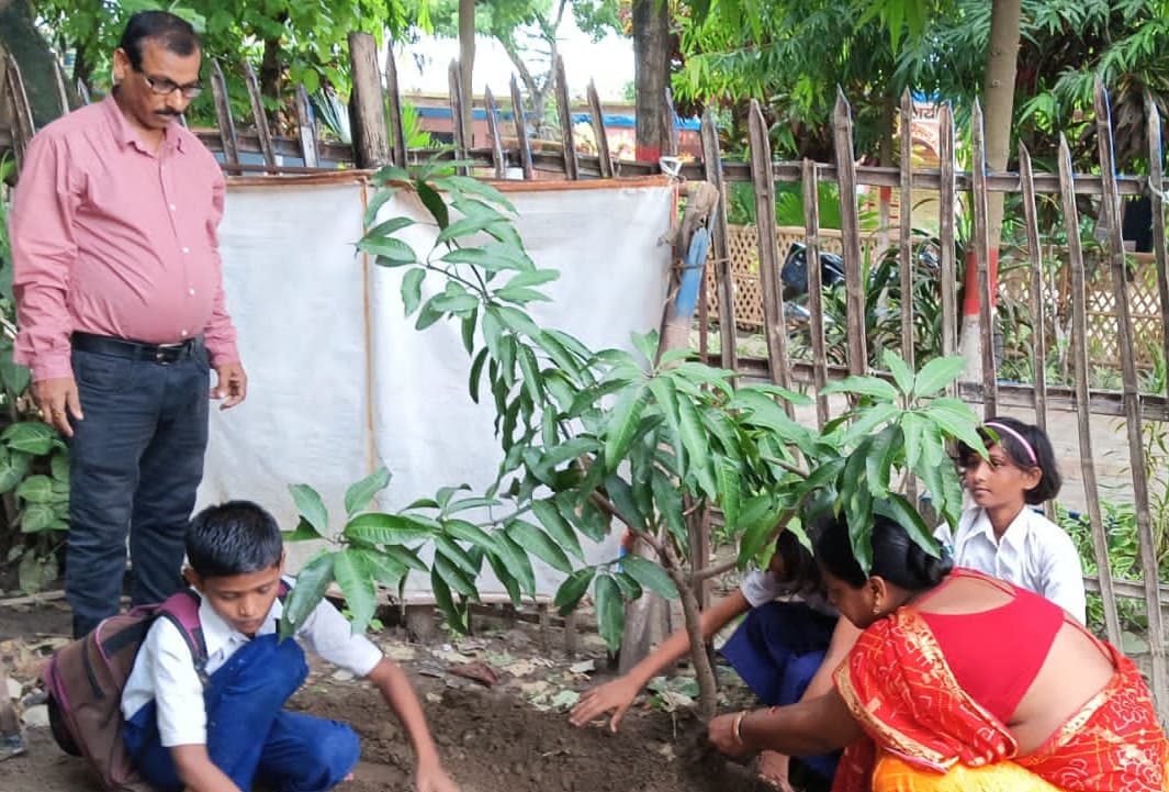 उफरैल मध्य विद्यालय में किया पौधरोपण