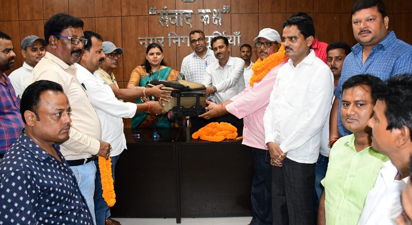 सेवानिवृत्ति पर सफाई निरीक्षक दी गयी विदाई