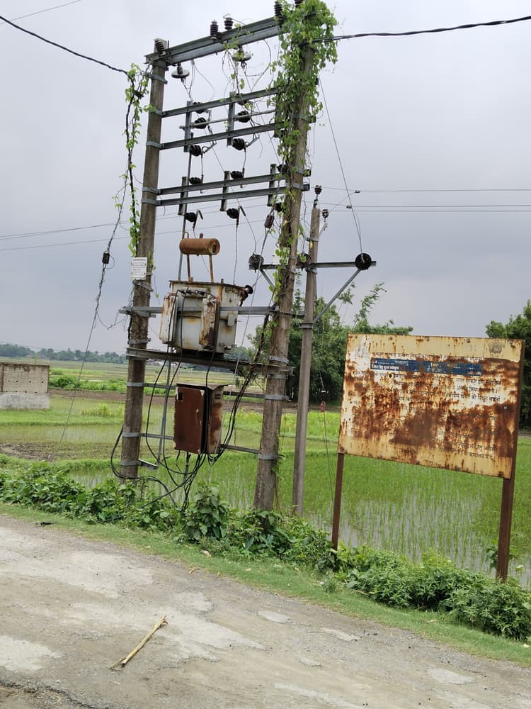 हल्की बारिश में भी दिन भर के लिए कट रही है बिजली, लोगों को झेलनी पड़ती है मुसीबत