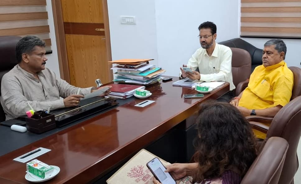 शिक्षा मंत्री को स्कूलों की स्थिति से कराया अवगत