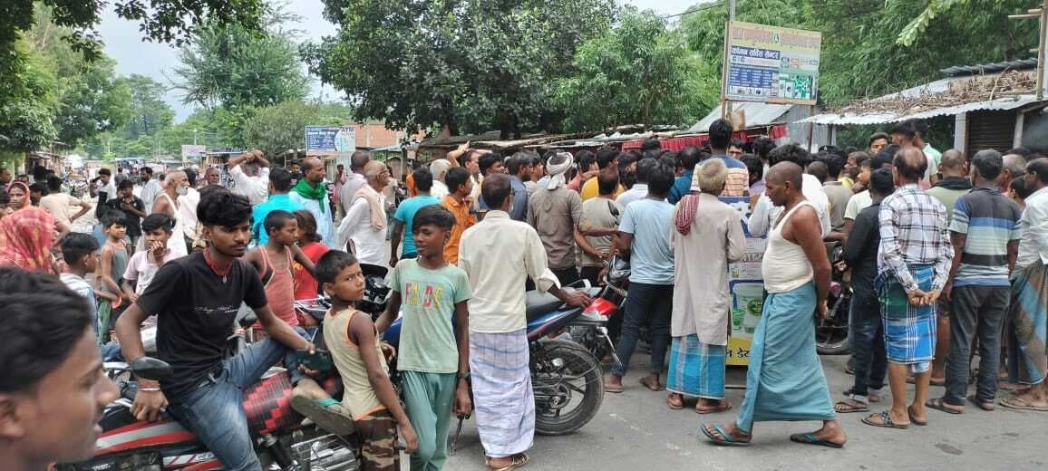 एक साथ तीन दुकानों में हुई चोरी, विरोध में व्यवसायी व आम लोगों ने किया एसएच 91 को जाम