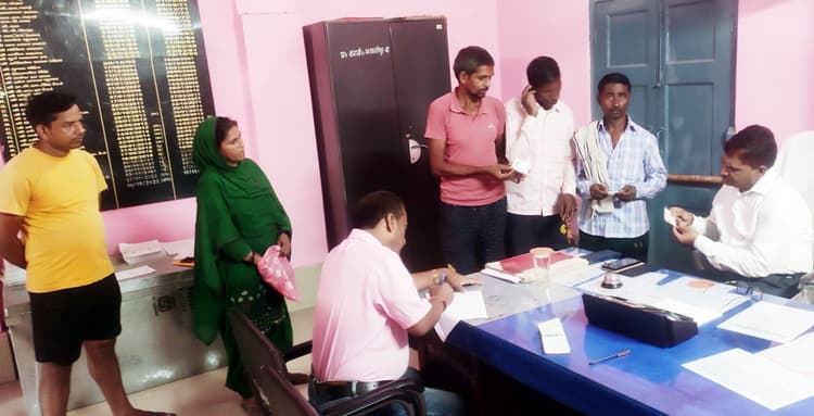 आधार केंद्र के निरीक्षण में आये एसडीओ, बोर्ड में लिखा मिला दो जुलाई तक बंद