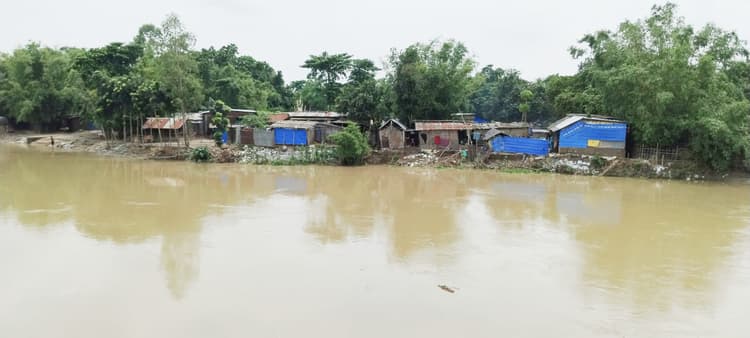 नेपाल की बारिश से उफनायी नदियां, निचले इलाकों में फैला पानी, भीषण कटाव में कई घर विलीन