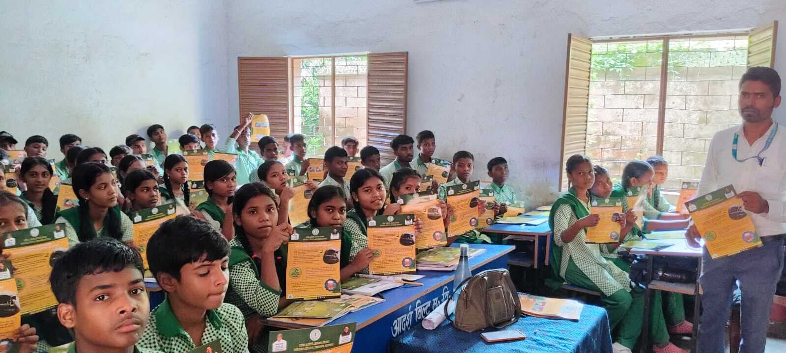 जीवन है अनमोल स्लोगन की तर्ज पर सड़क सुरक्षा के प्रति चलाया अभियान