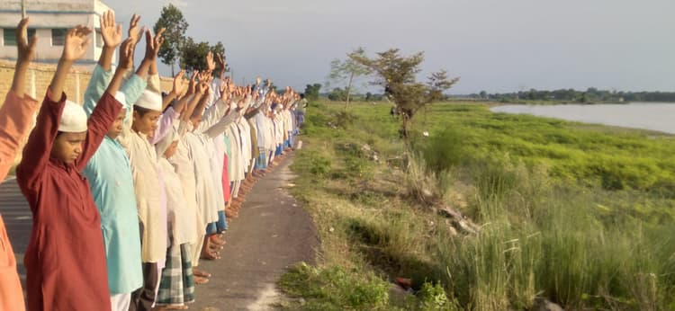 पनार नदी में तेजी से हो रही कटाव के चलते भयभीत हैं मदरसा के बच्चे