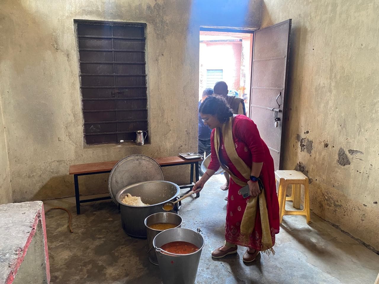 विद्यालय जांच के दौरान घटिया एमडीएम परोसने की खुली पोल