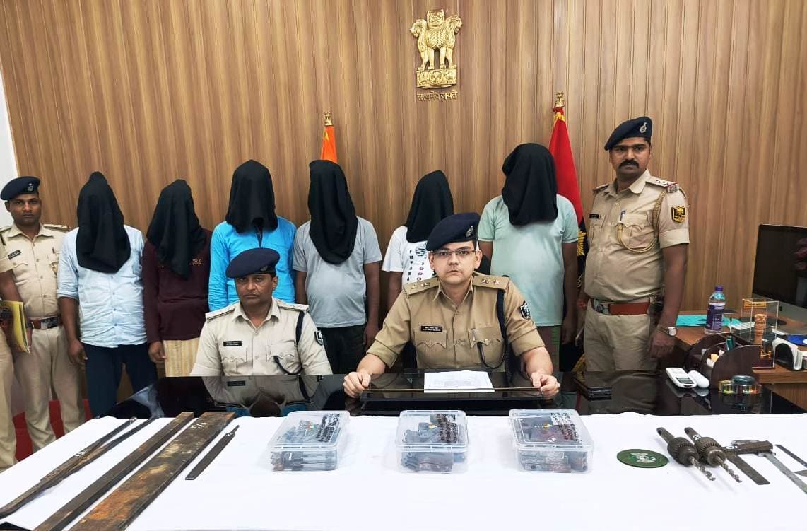 जंगल, पहाड़ व दियारा नहीं, रिहायशी इलाके में पकड़ा गया मिनी गन फैक्ट्री, छह हथियार निर्माता गिरफ्तार