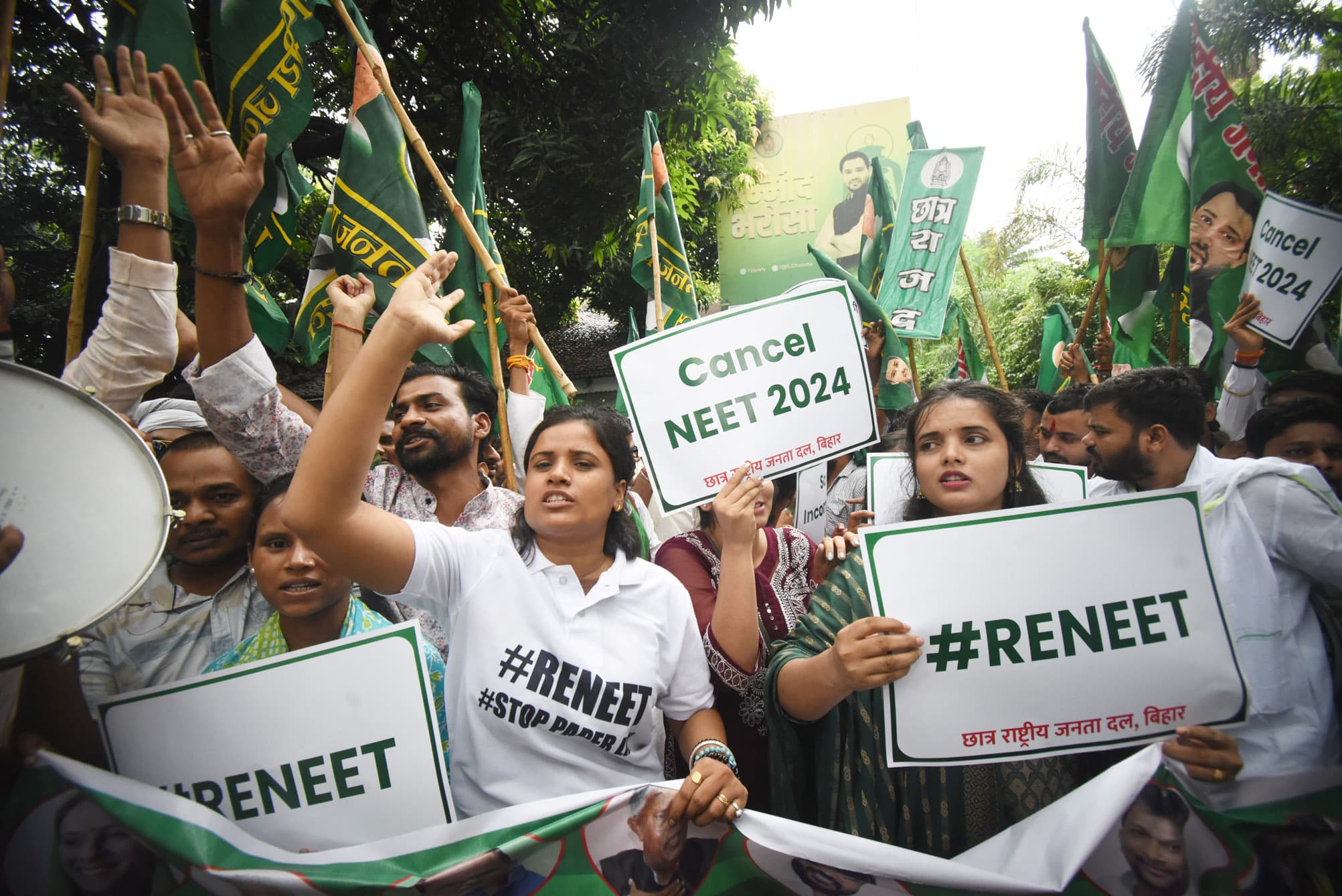 कैंपस : नीट रद्द करने की मांग को लेकर छात्रों ने किया प्रदर्शन