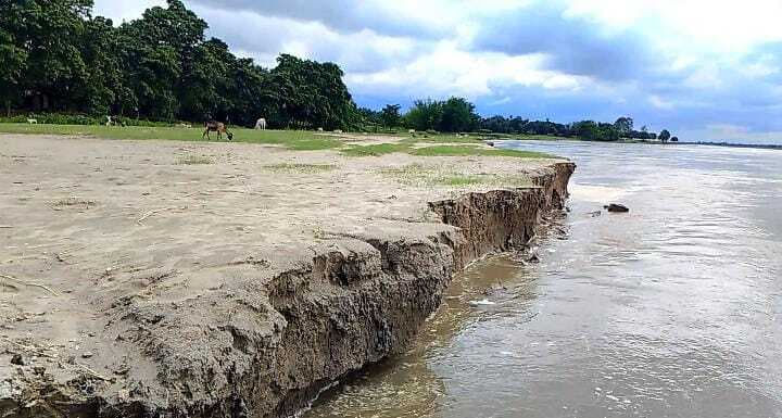 मेची नदी की कटाव से खारूदह व भोलमारा पंचायत के कई गांव प्रभावित