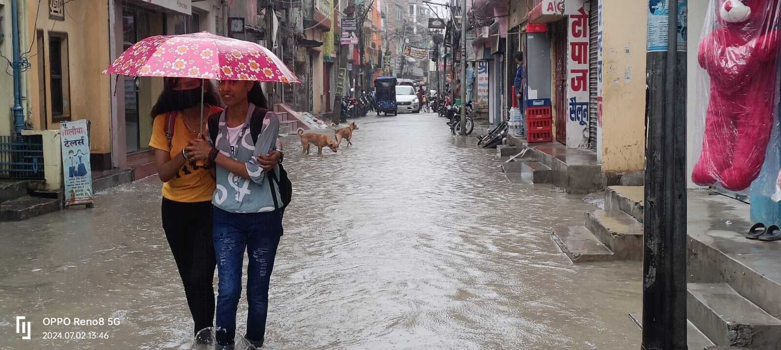 जमकर बरसा बदरा, कई सड़कें हुई लबालब, खिल उठे किसानों के चेहरे