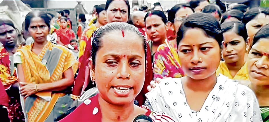 शिक्षक के तबादले का विरोध अभिभावकों ने किया प्रदर्शन