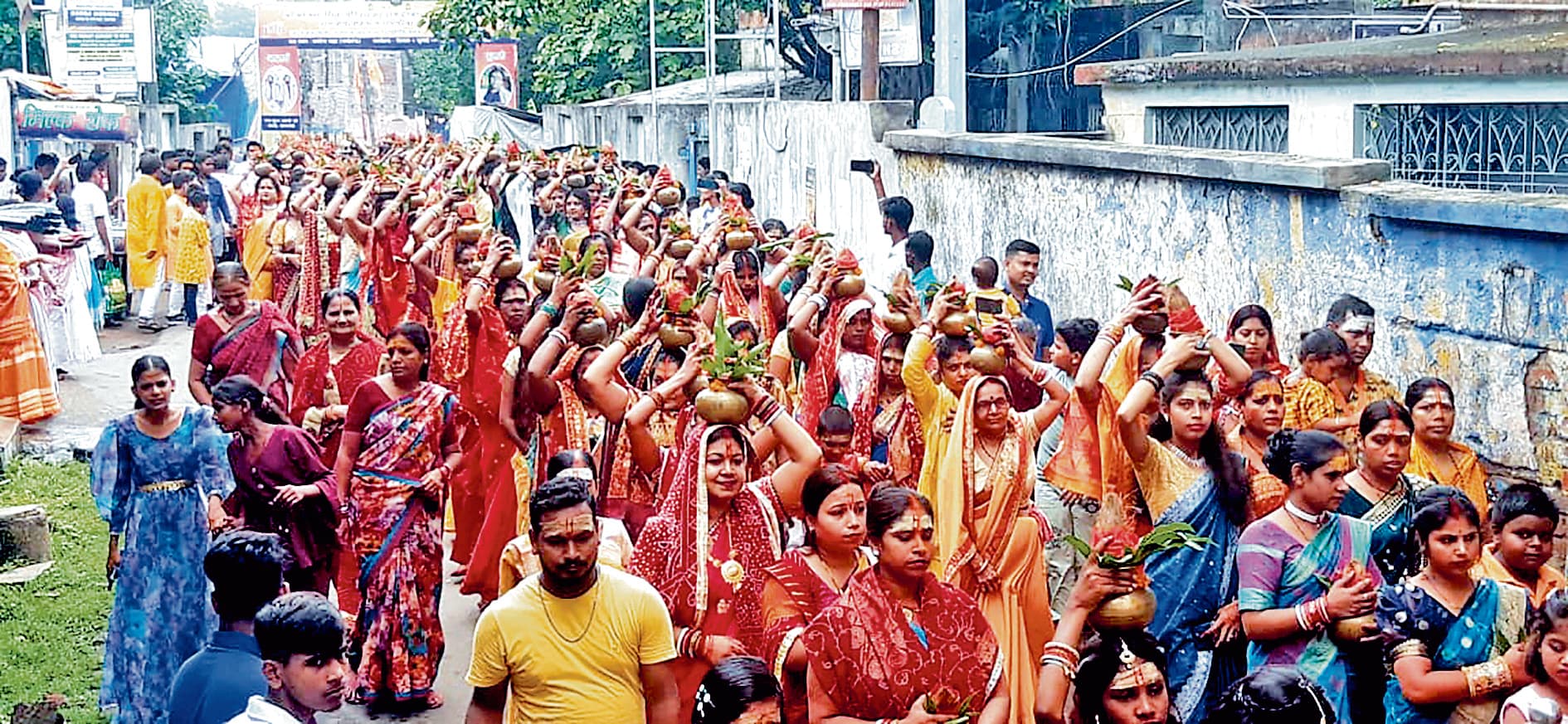 जय माता दी स्पोर्टिंग क्लब ने निकाली कलश यात्रा