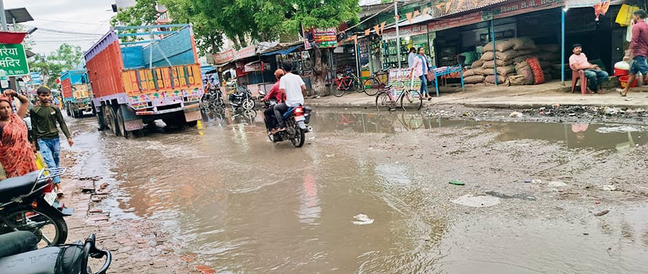 तरैया बाजार में वर्षों से नाला निर्माण का कार्य अधूरा, पहली बारिश में ही चलना हुआ दुश्वार