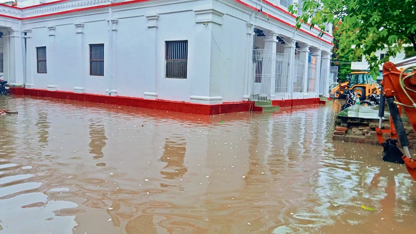 निजात दिलाने वाले ही खुद जल जमाव में डूबे