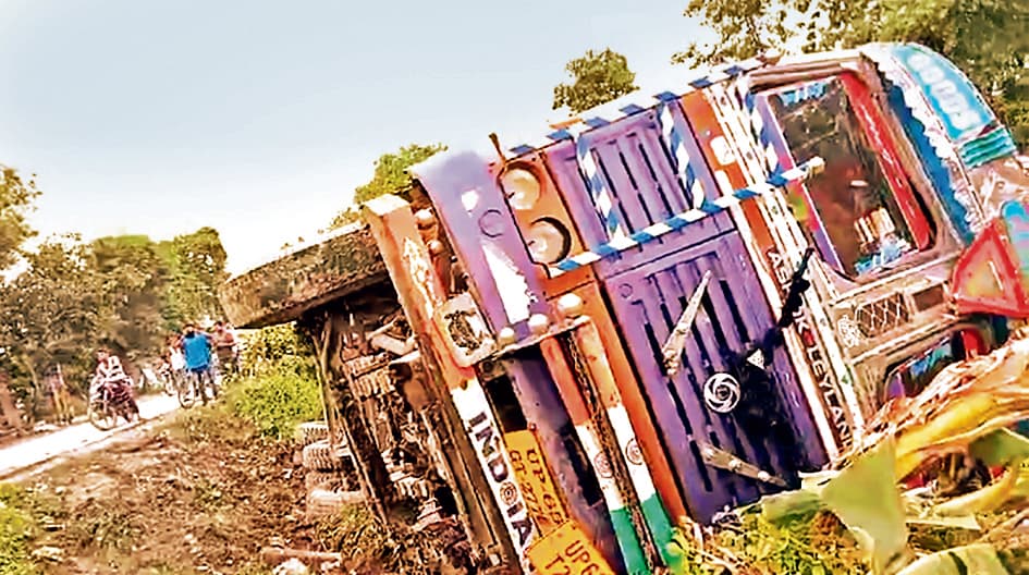 गड्ढे में पलटा ट्रक, बचे चालक-खलासी