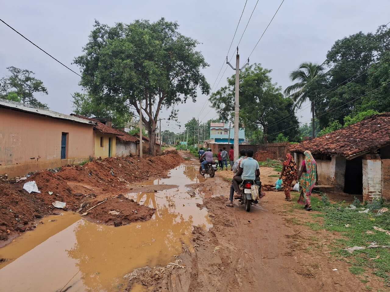 सड़क पर पानी जमा होने से आवागमन में परेशानी