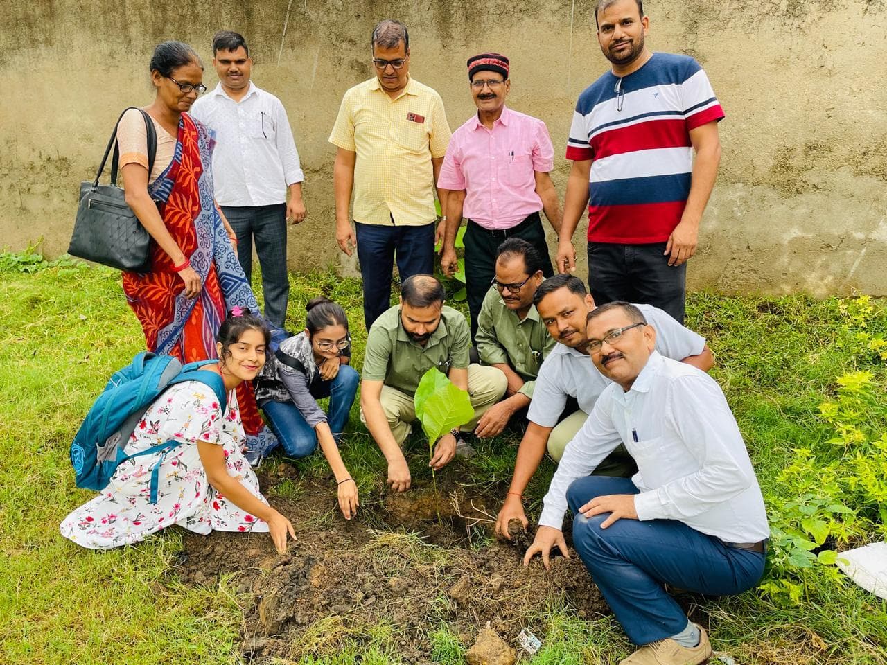 वन महोत्सव सप्ताह के तहत केकेएम कॉलेज परिसर में लगाये गये सौ से अधिक पौधे